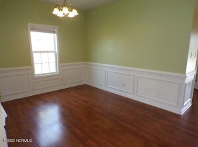 Building Photo - 4 Bedroom 2.5 Bathroom home located in Carolina Subdivision