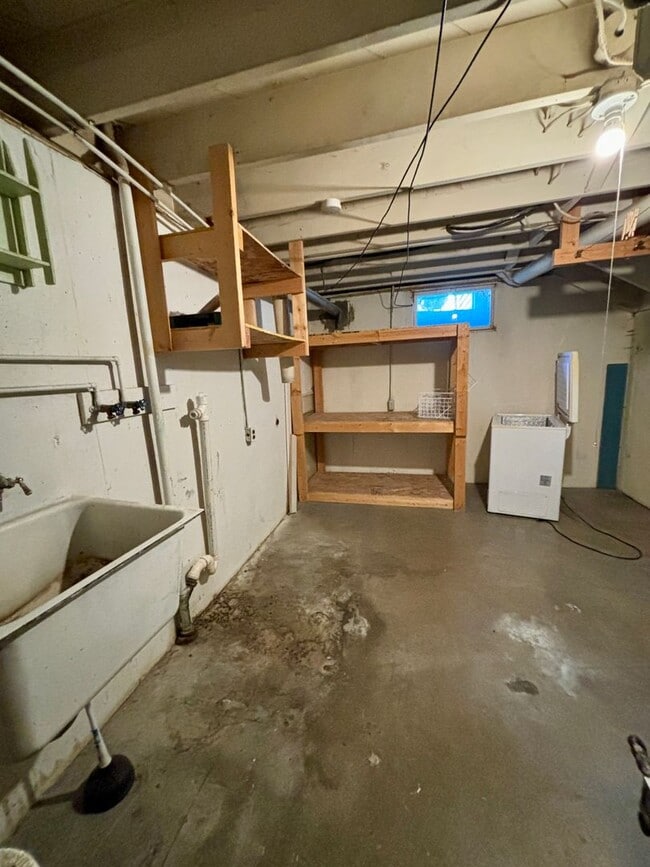 Building Photo - Pet friendly 3 bed, 2 bath Duplex - next to park, quiet neighborhood!