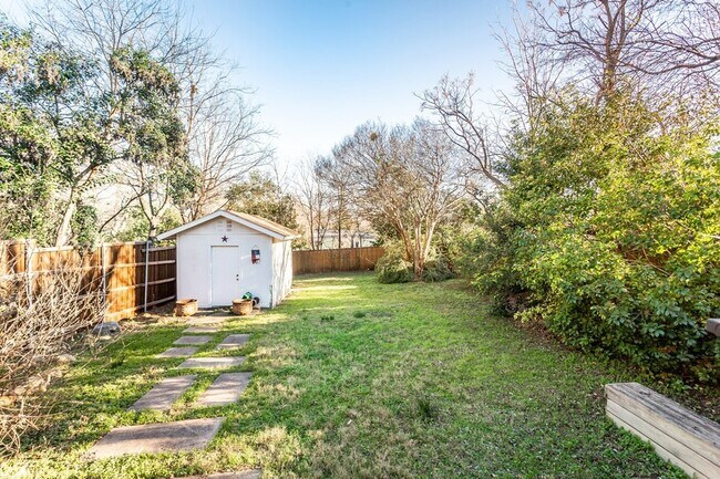 Building Photo - 8642 Daytonia Ave