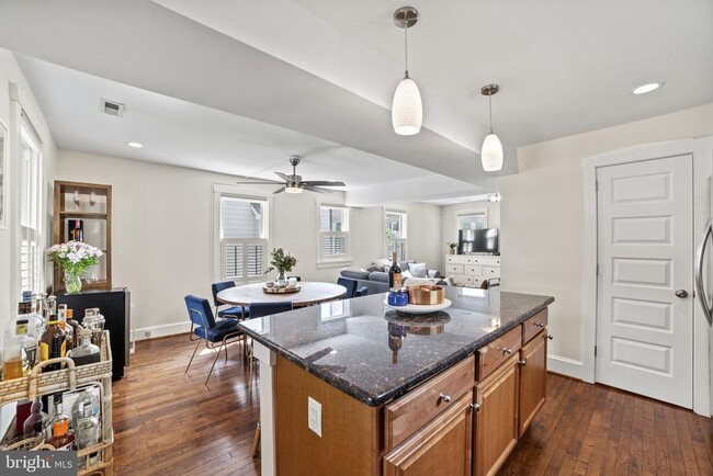 Building Photo - 102 E Linden St