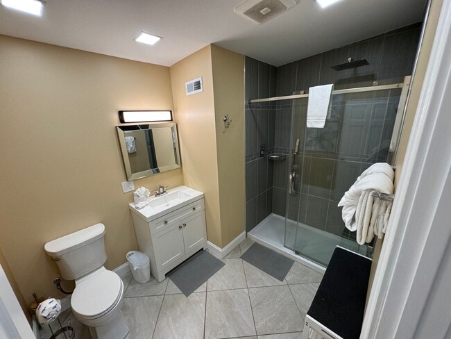 Building Photo - MOVE IN READY!!!!