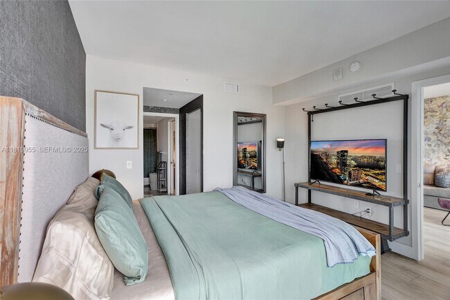 Building Photo - 121 NE 34th St