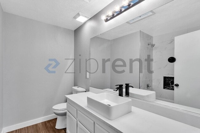 Building Photo - 25 Leslie Ct