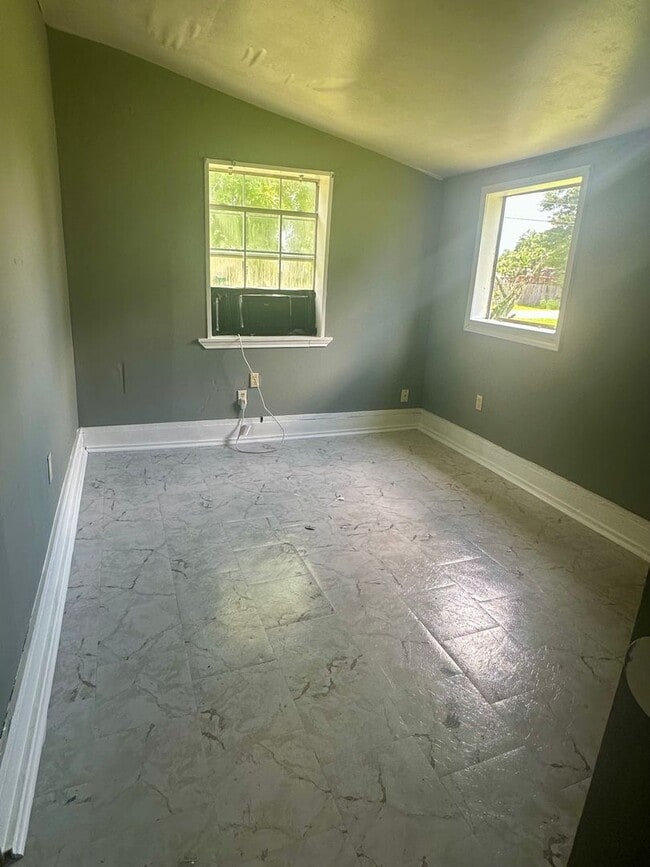 Building Photo - 1 bedroom, 1 bathroom Home Available in Br...