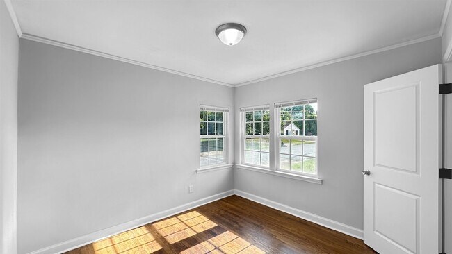 Building Photo - 1049 N Idlewild St