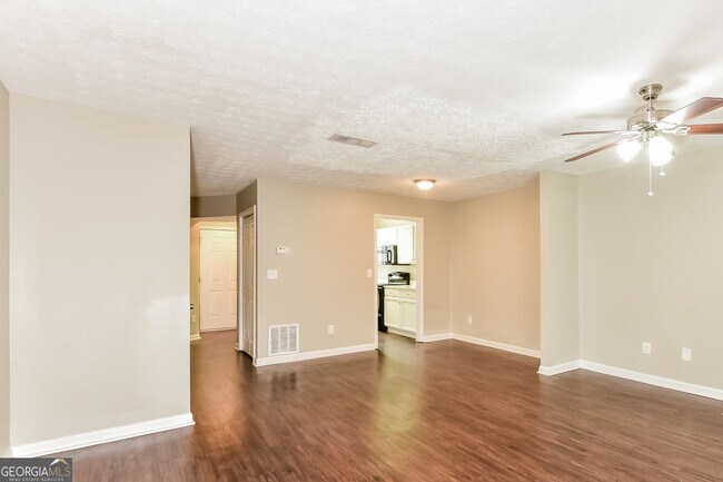 Building Photo - 5963 Sherwood Trace
