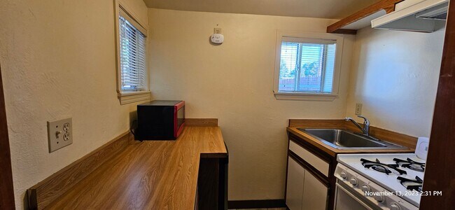 Building Photo - Centrally Located Small Cottage Studio with Private Yard
