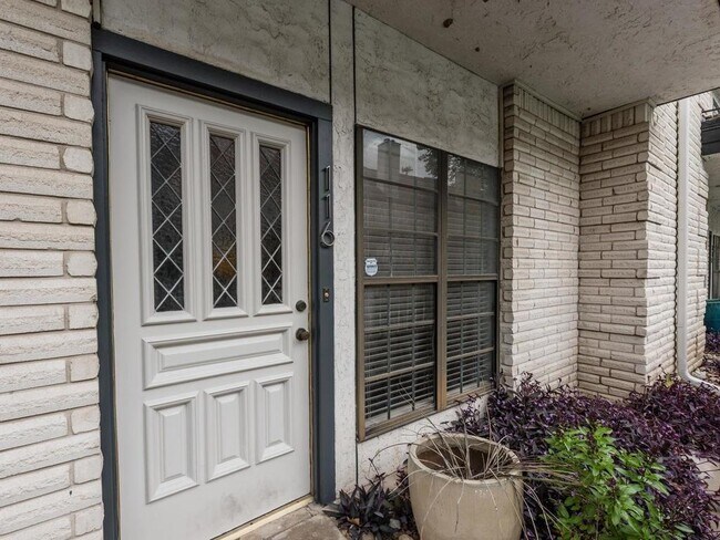 Building Photo - 1307 Kinney Ave