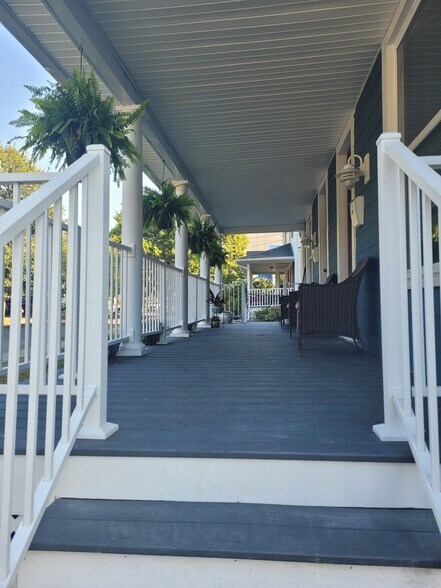 Your own staircase to porch - 14 Liberty St