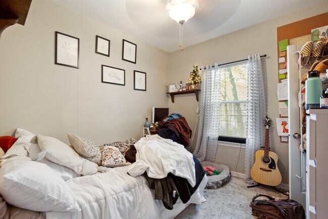 Building Photo - 910 E 51st St