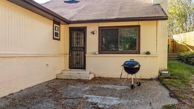 Building Photo - 2 or 3 Bedroom Renovated Mid-Town Charmer