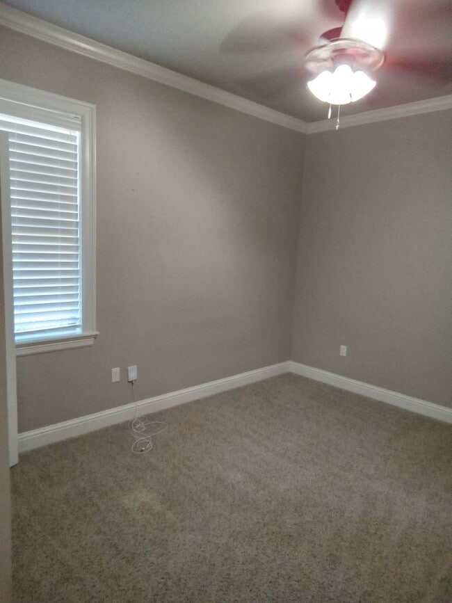 Building Photo - Benton Beauty