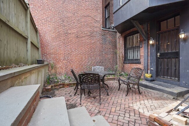 Building Photo - 296 Marlborough St