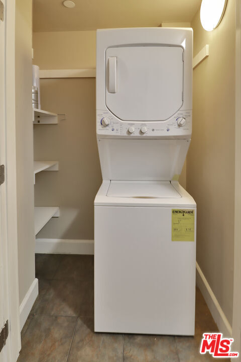 Building Photo - 10982 Roebling Ave