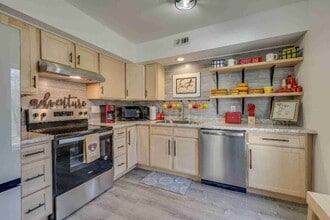 Building Photo - 5009 Emerald Dr