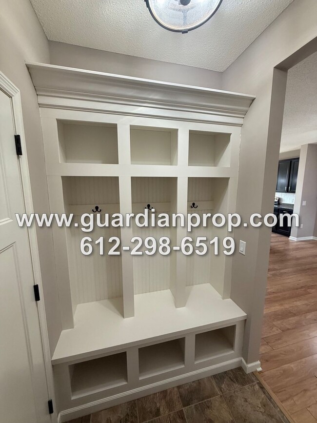 Building Photo - Luxury Townhouse Available Now, Lower Family Room w/Walkout, Balcony, 4 Baths, Large Primary