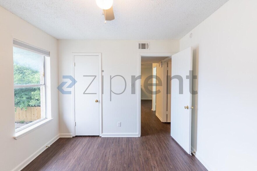 Building Photo - Unit C