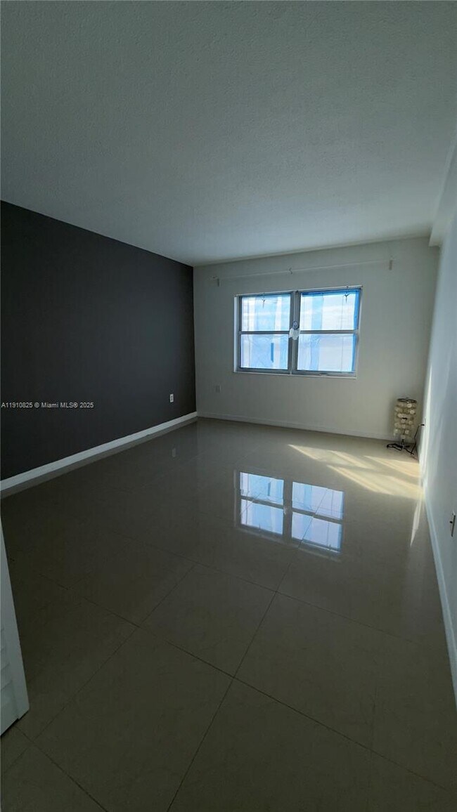 Building Photo - 400 Kings Point Dr