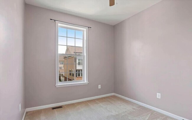 Building Photo - 3 Level END UNIT townhouse in Market Squar...