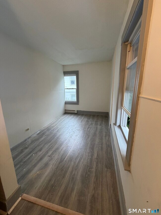 Building Photo - 84 Putnam St