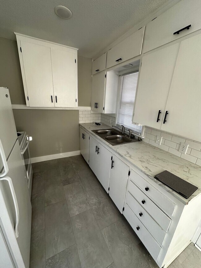 Building Photo - Recently Remodeled 3 Bed 2 Bath with Additional Finished Room
