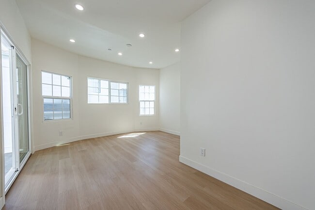 Building Photo - Modern Upstairs 3-Bed/2-Bath at 4222 – Two...