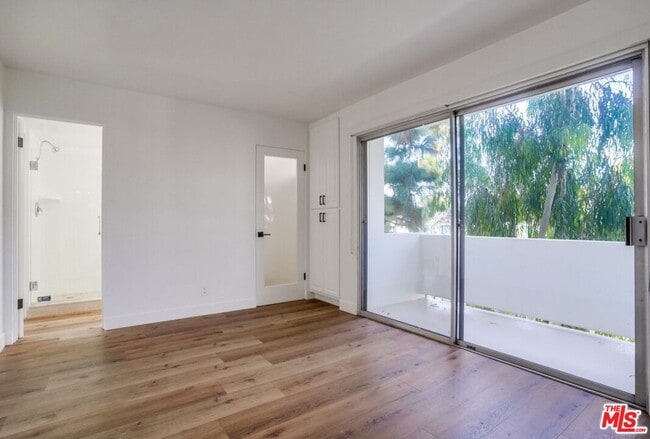 Building Photo - 435 N Oakhurst Dr