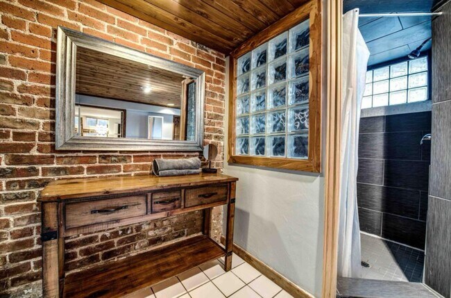 Building Photo - Charming two-bedroom unit in Capitol Hill