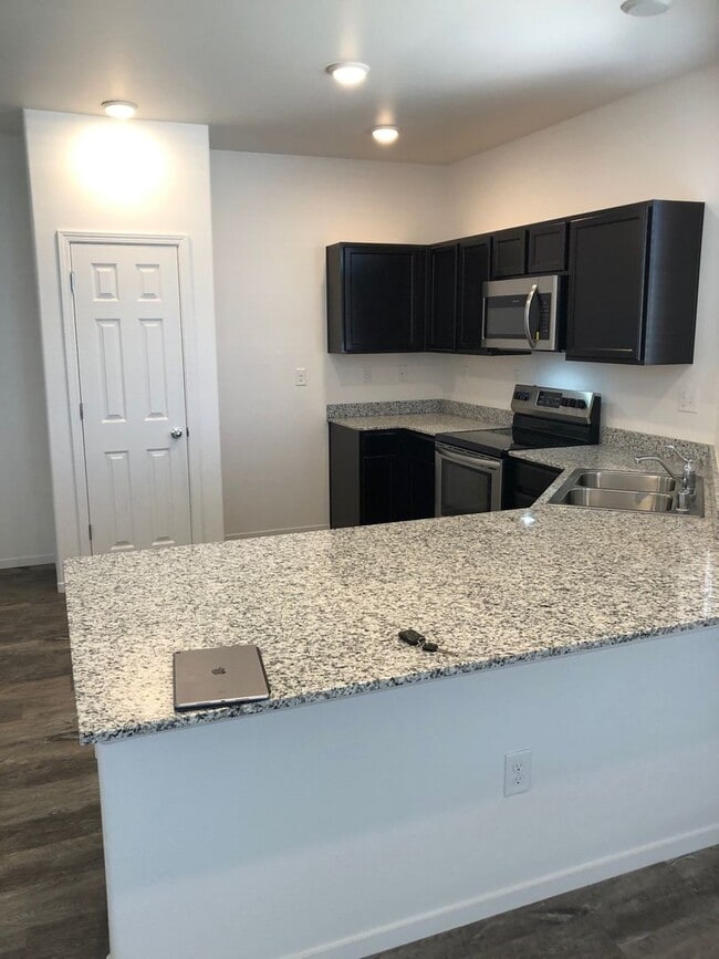 Building Photo - $2395.00 - NEW FLOORING UPSTAIRS - STAINLE...