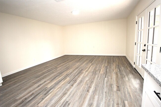Building Photo - 805 Willow Creek Dr