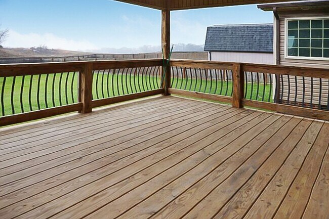 Building Photo - Pet Friendly Three Bedroom with Bonus!