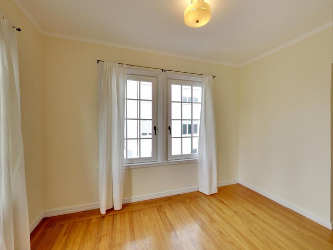 Building Photo - Spacious Four Bedroom Home in Lone Mountain
