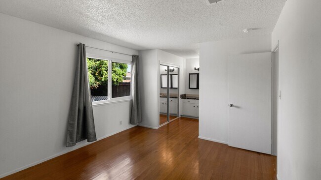 Building Photo - 3bed/2bath home available now!