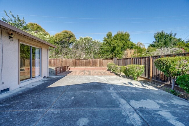 Building Photo - 1109 White Cliff Dr