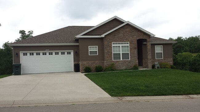 Primary Photo - Luxurious 5 Bedroom Home in Woodridge Estates