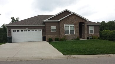 Building Photo - Luxurious 5 Bedroom Home in Woodridge Estates