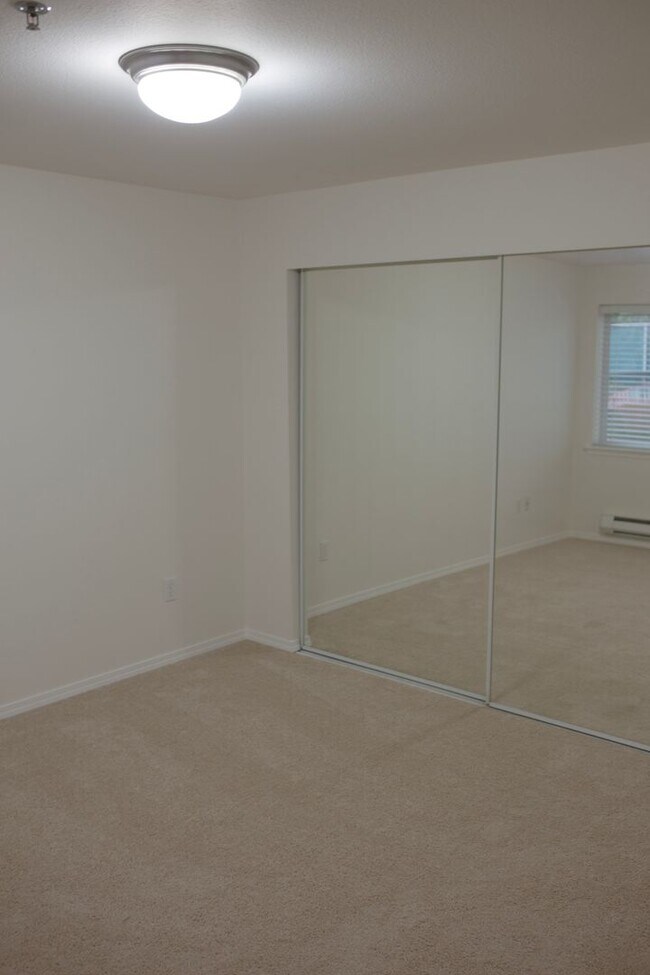 Building Photo - Two Bedroom Two Bathroom Everett Condominium