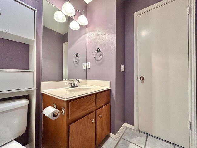 Building Photo - Comfortable & Nice 3BR / 2BA One-Level Home — Garage, Yard & Laundry Room