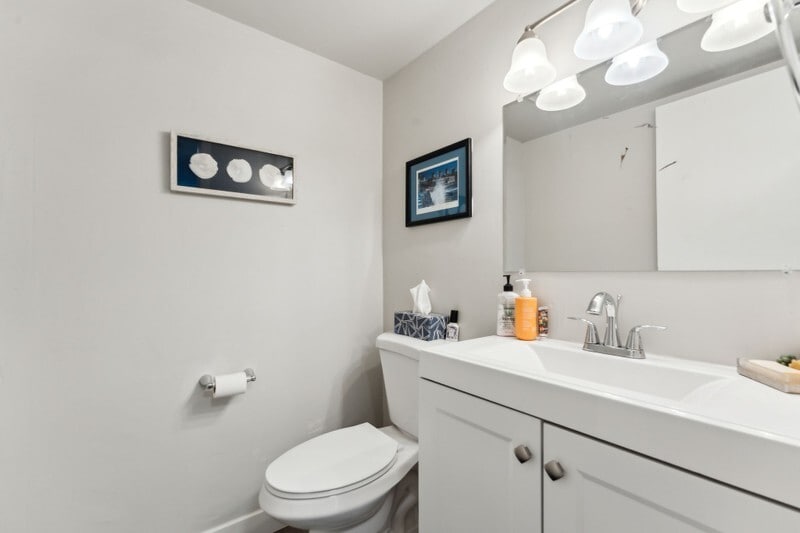 Building Photo - 750 E Three Fountains Dr