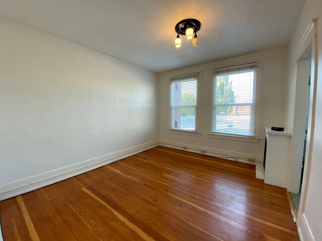Building Photo - Cozy Carlton Court Studio with In-Unit Washer/Dryer, Walk-In Closet, Dishwasher!