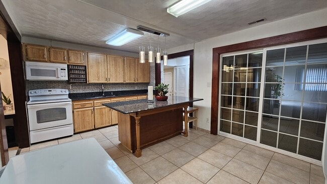 Building Photo - 2216 Dean Dr