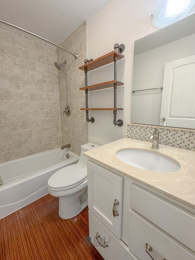Building Photo - NEWLY UPDATED 2 BED/ 1 BATH SINGLE FAMILY ...