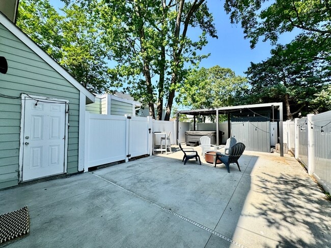 Building Photo - Ready NOW! A Custom Townhouse-Style Duplex Blocks to the Beaches! Fenced Yard - Hot Tub - Pet Fri...