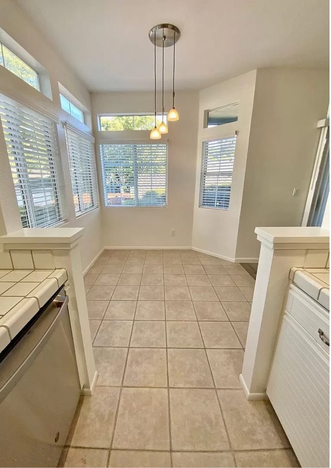 Building Photo - Fabulous Canyon Meadows Condo - Move-In Re...