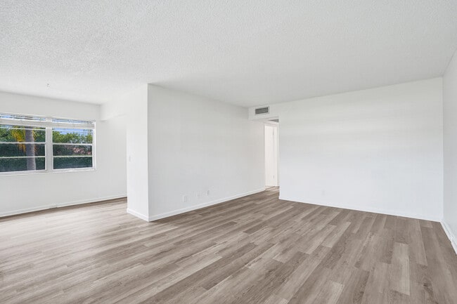 Building Photo - 57 Dorset Dr