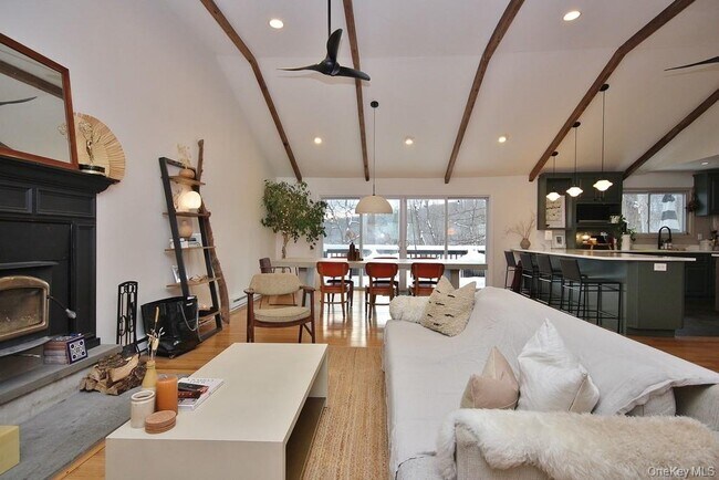 Building Photo - 117 Seven Hills Lake Dr