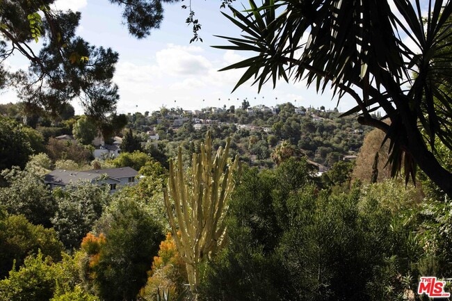 Building Photo - 1112 Montecito Dr