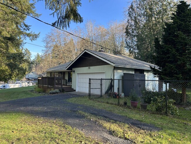 Building Photo - 1 STORY RAMBLER 3 BED 1.5 BATH IN PORT ORCHARD