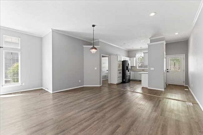 Building Photo - 2 Bedroom 2 Bathroom townhome in Southeast...