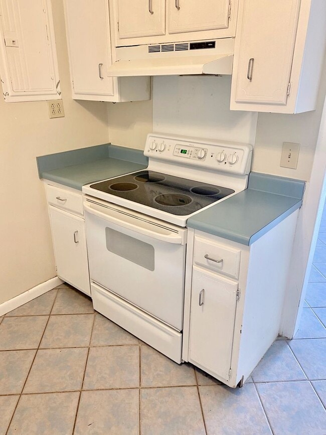 Building Photo - 2/1.5 NE Jackson Townhome